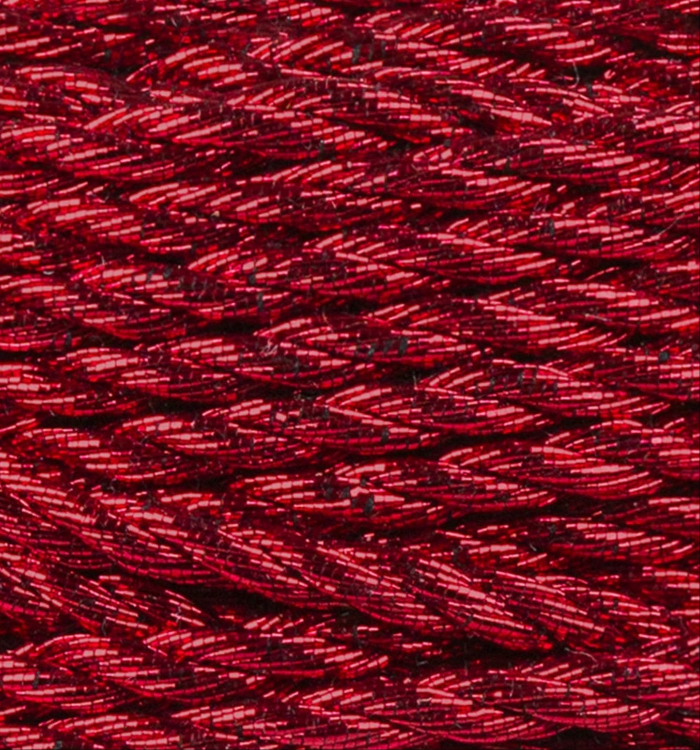 Nahaufnahme der 3fach gedrehte Makramee-Schnur (3Ply) mit 3 mm Durchmesser in der Farbe Metallic Red.