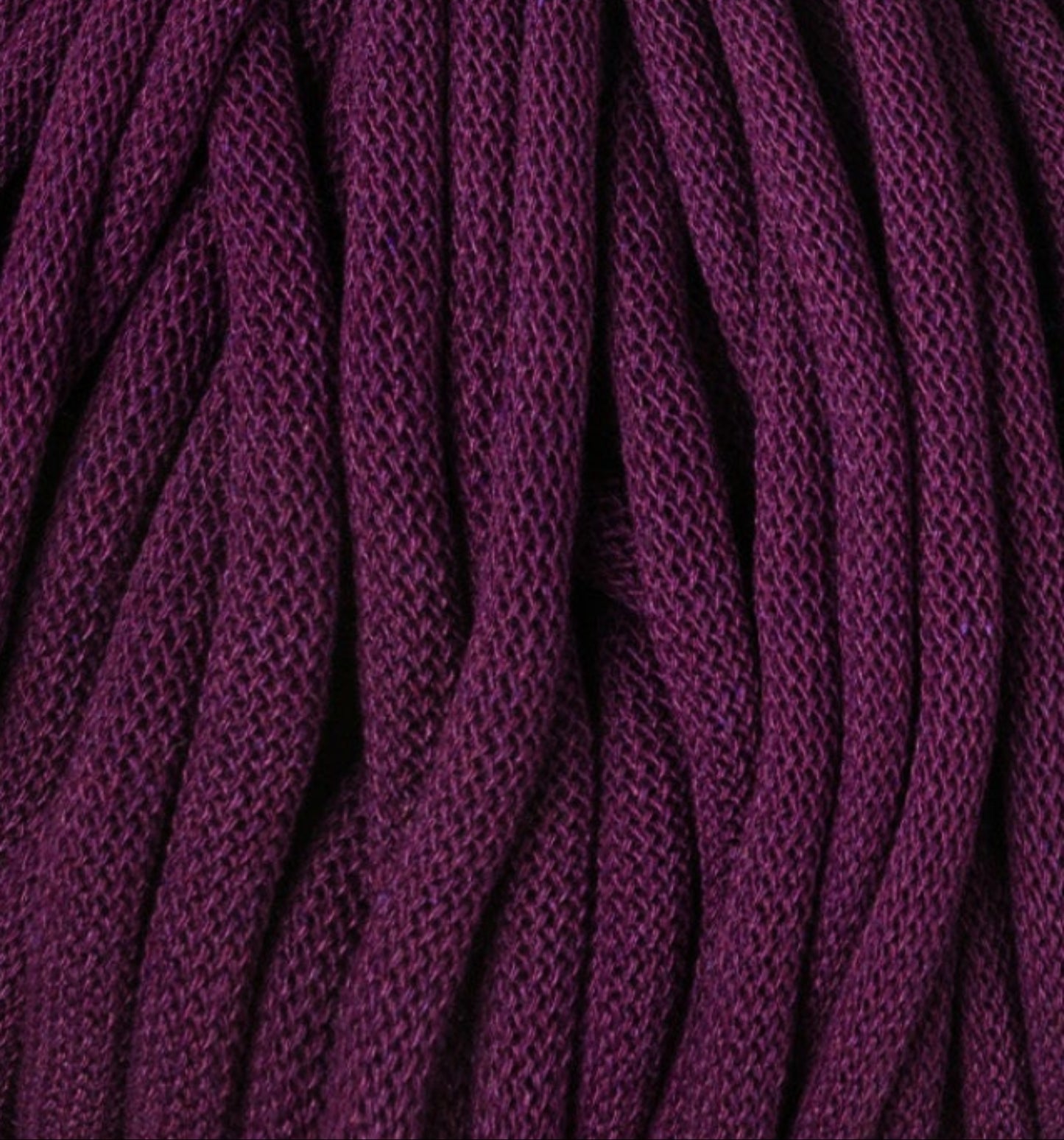 Detailaufnahme der Bobbiny Flechtkordel Jumbo 9 mm in der limitierten Farbe Aubergine. Die Farbe Aubergine ist einer dunkler satter Violettton.