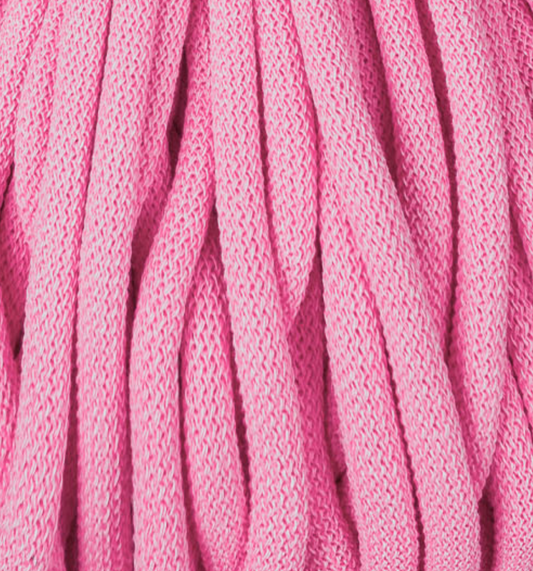 Detailaufnahme Bobbiny Flechtkordel Jumbo 9 mm in der limitierten Farbe Bubblegum Pink. Die Farbe Bubblegum Pink ist ein intensives, leuchtendes Pink.