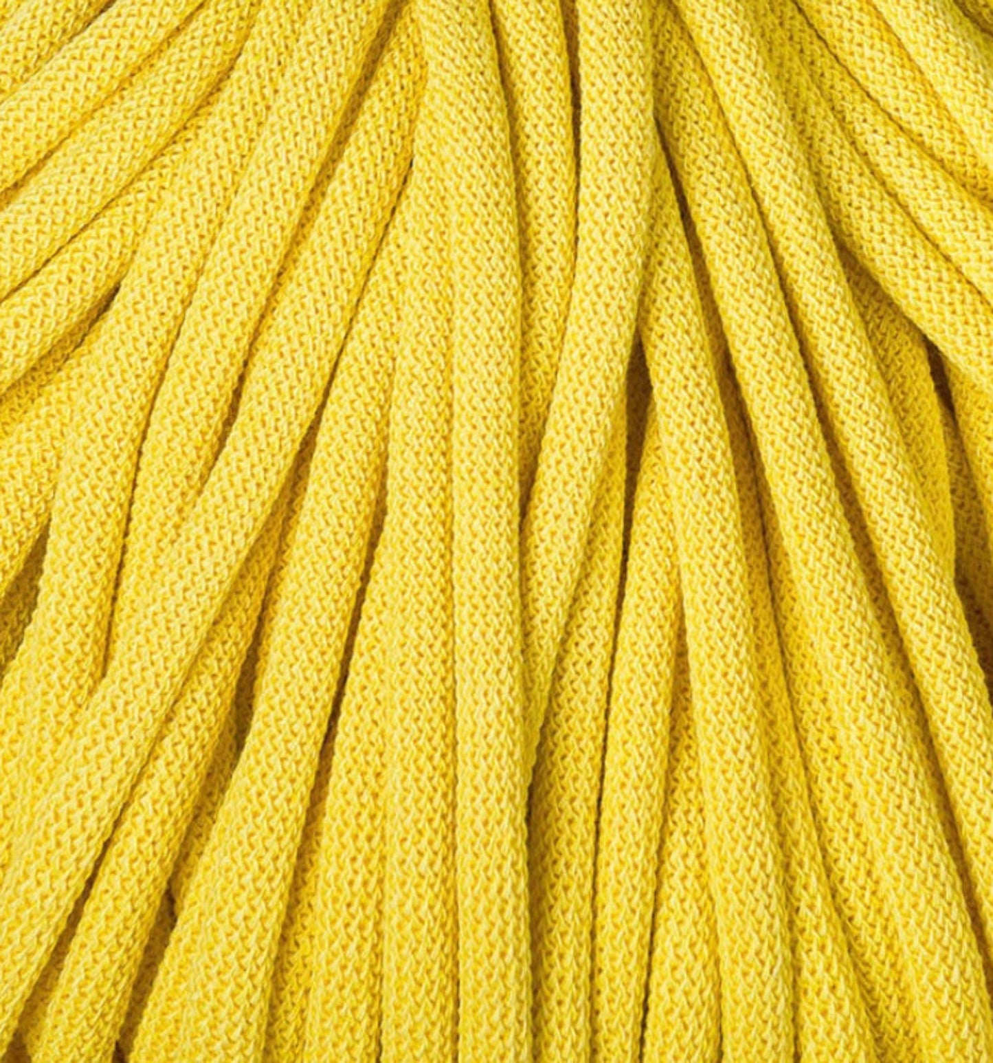 Detailaufnahme der Bobbiny Flechtkordel Jumbo 9 mm in der limitierten Farbe Canary Yellow. Die Farbe Canary Yellow ist ein strahlendes, kräftiges Gelb.