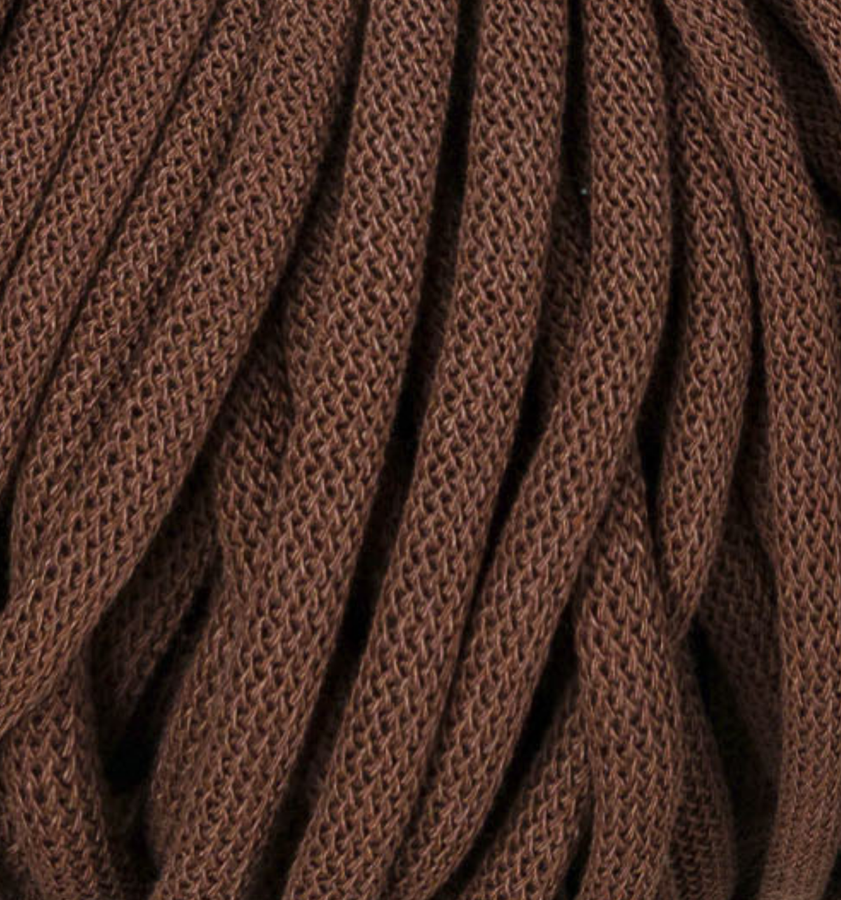 Detailaufnahme Bobbiny Flechtkordel Jumbo 9 mm in der limitierten Farbe Chocolate Brown. Die Farbe Chocolate Brown ist ein dunkles, sattes Braun.