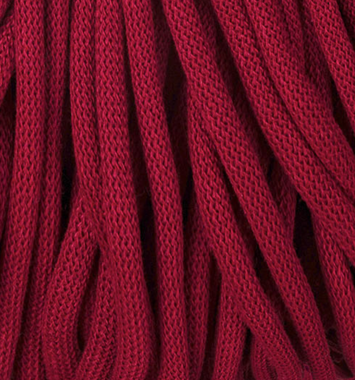 Detailaufnahme Bobbiny Flechtkordel Jumbo 9 mm in der limitierten Farbe Red Velvet. Die Farbe Red Velvet ist ein intensives, sattes Dunkelrot.