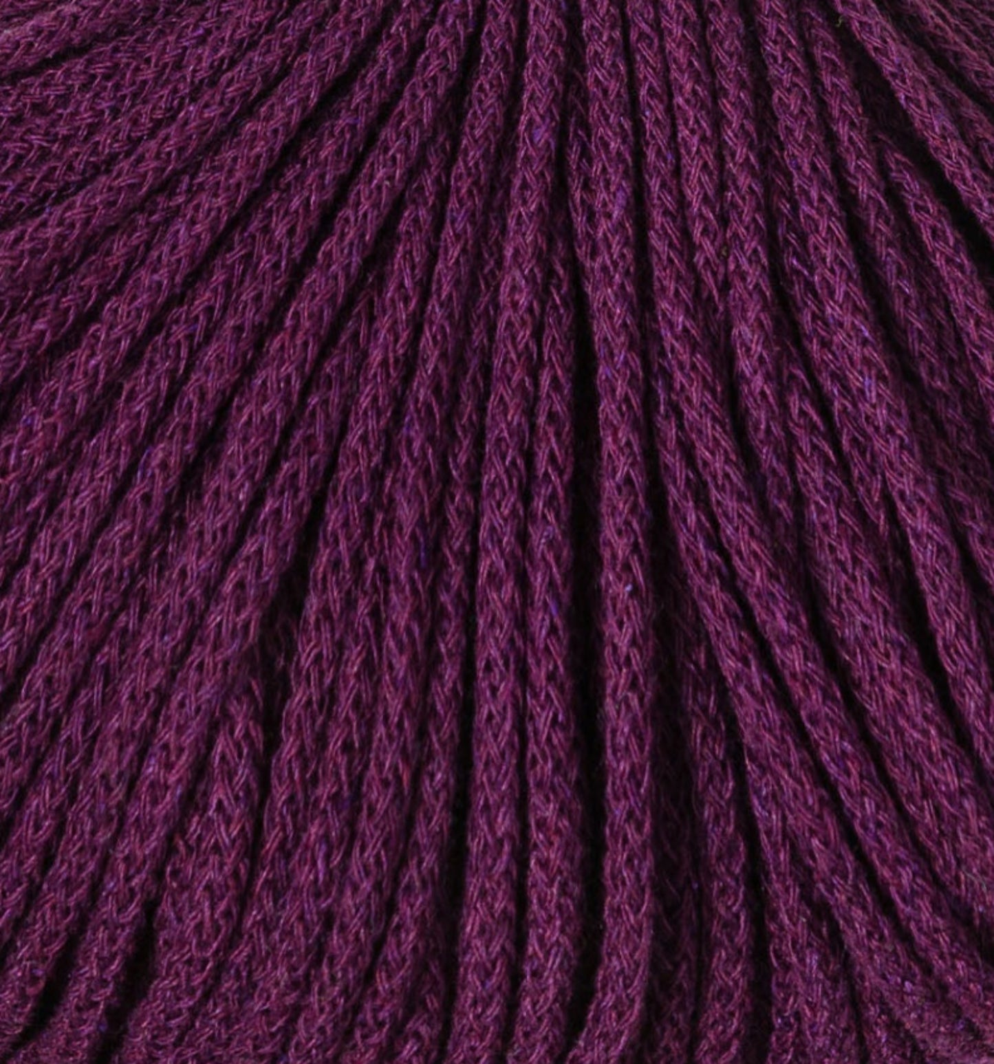 Detailaufnahme der Bobbiny Flechtkordel Junior 3 mm in der limitierten Farbe Aubergine. Die Farbe Aubergine ist einer dunkler satter Violettton.