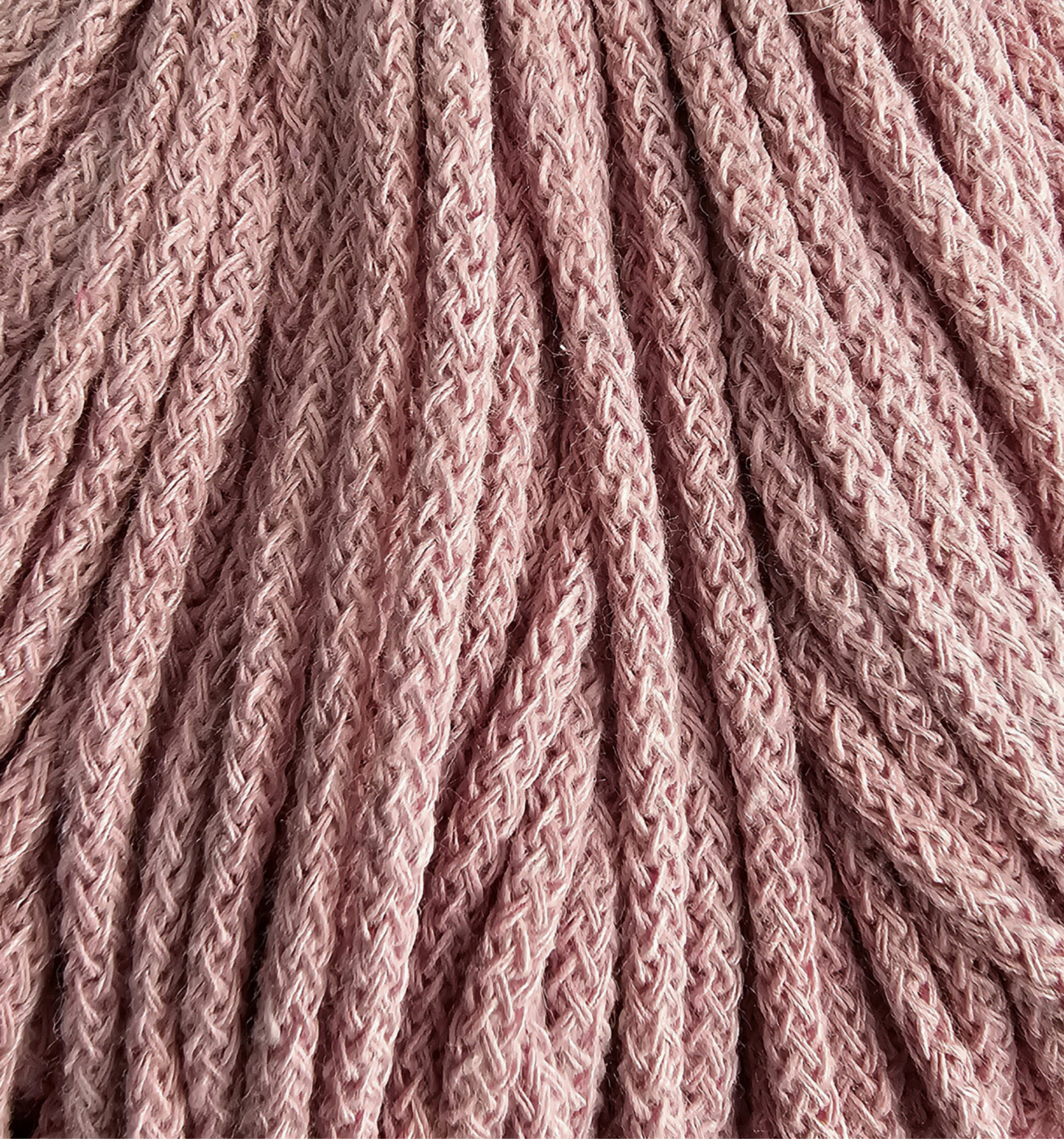 Detailaufnahme der Bobbiny Flechtkordel Junior 3 mm in der limitierten Farbe Dusty Rose. Die Farbe Dusty Rose ist ein gedämpfter, leicht schmutziger Rosaton mit einem Hauch von Grau und Beige.