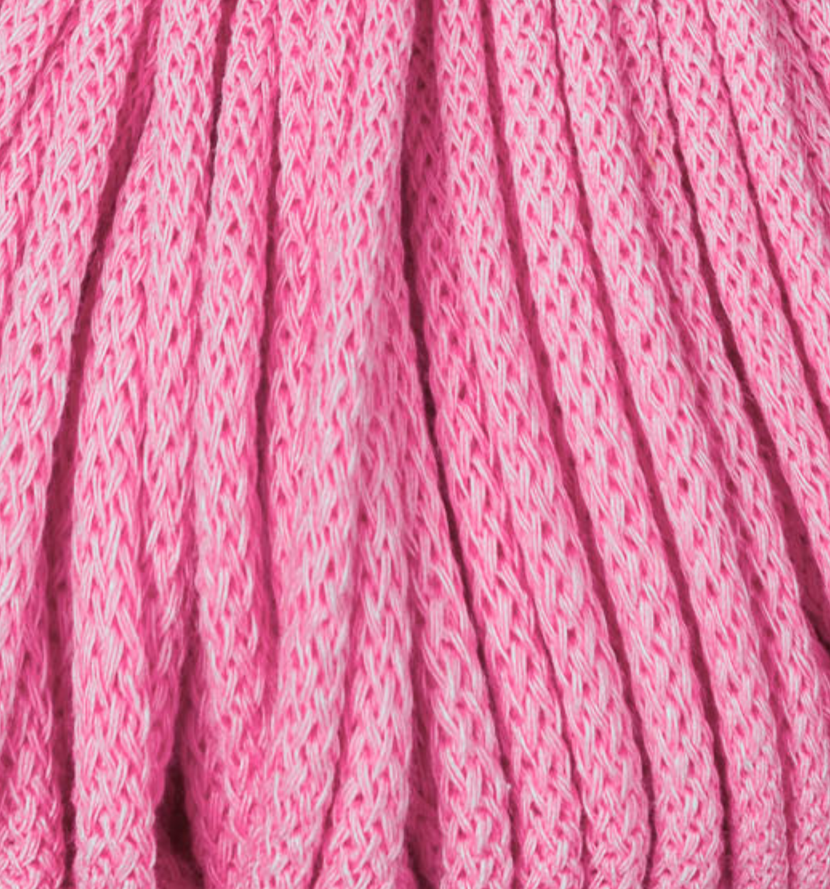 Detailaufnahme Bobbiny Flechtkordel Premium 5 mm in der limitierten Farbe Bubblegum Pink. Die Farbe Bubblegum Pink ist ein intensives, leuchtendes Pink.