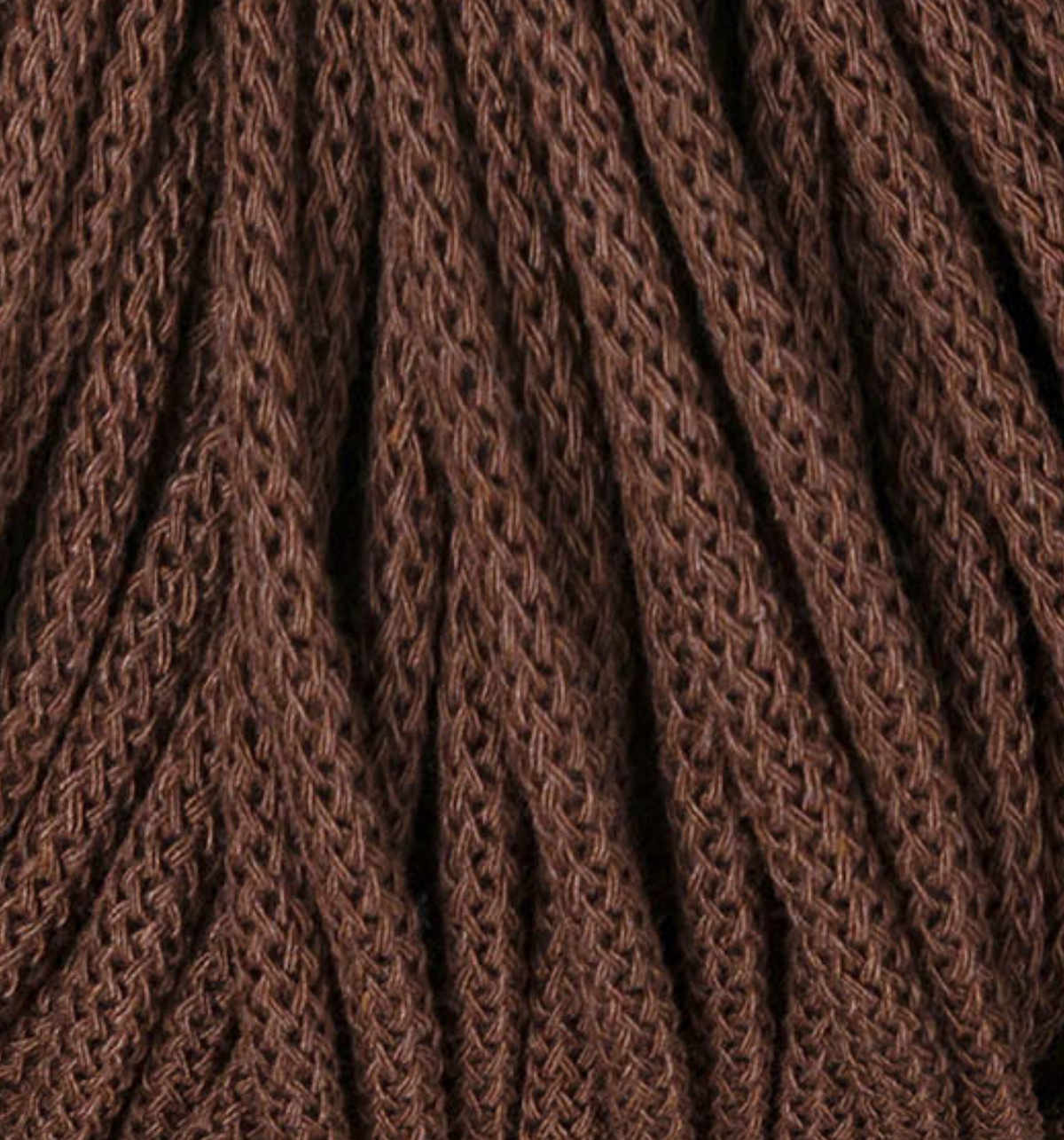 Detailaufnahme Bobbiny Flechtkordel Premium 5 mm in der limitierten Farbe Chocolate Brown. Die Farbe Chocolate Brown ist ein dunkles, sattes Braun.