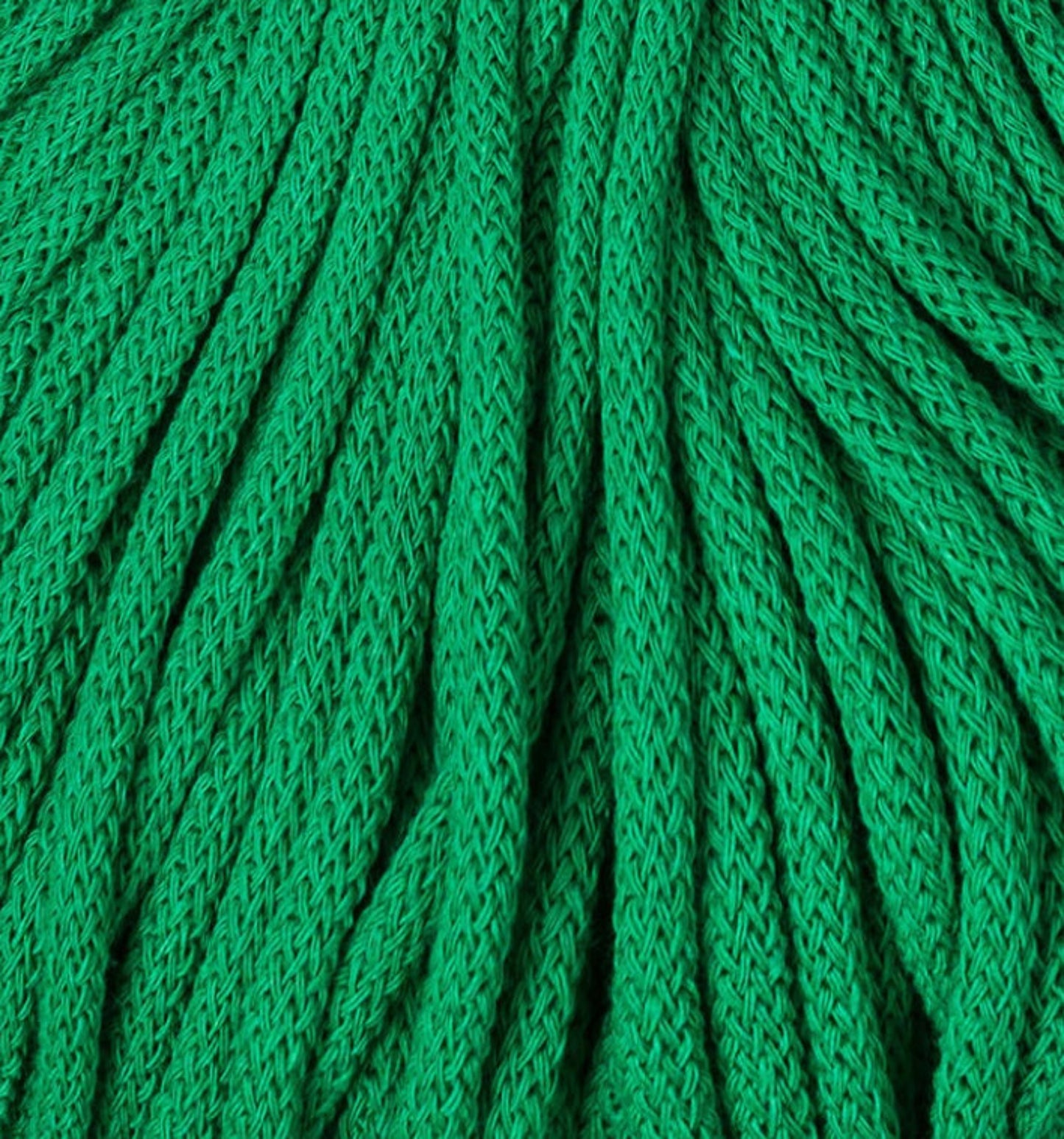 Detailaufnahme Bobbiny Flechtkordel Premium 5 mm in der limitierten Farbe Jade Green. Die Farbe Jade Green ist ein intensives, leuchtendes Grün.