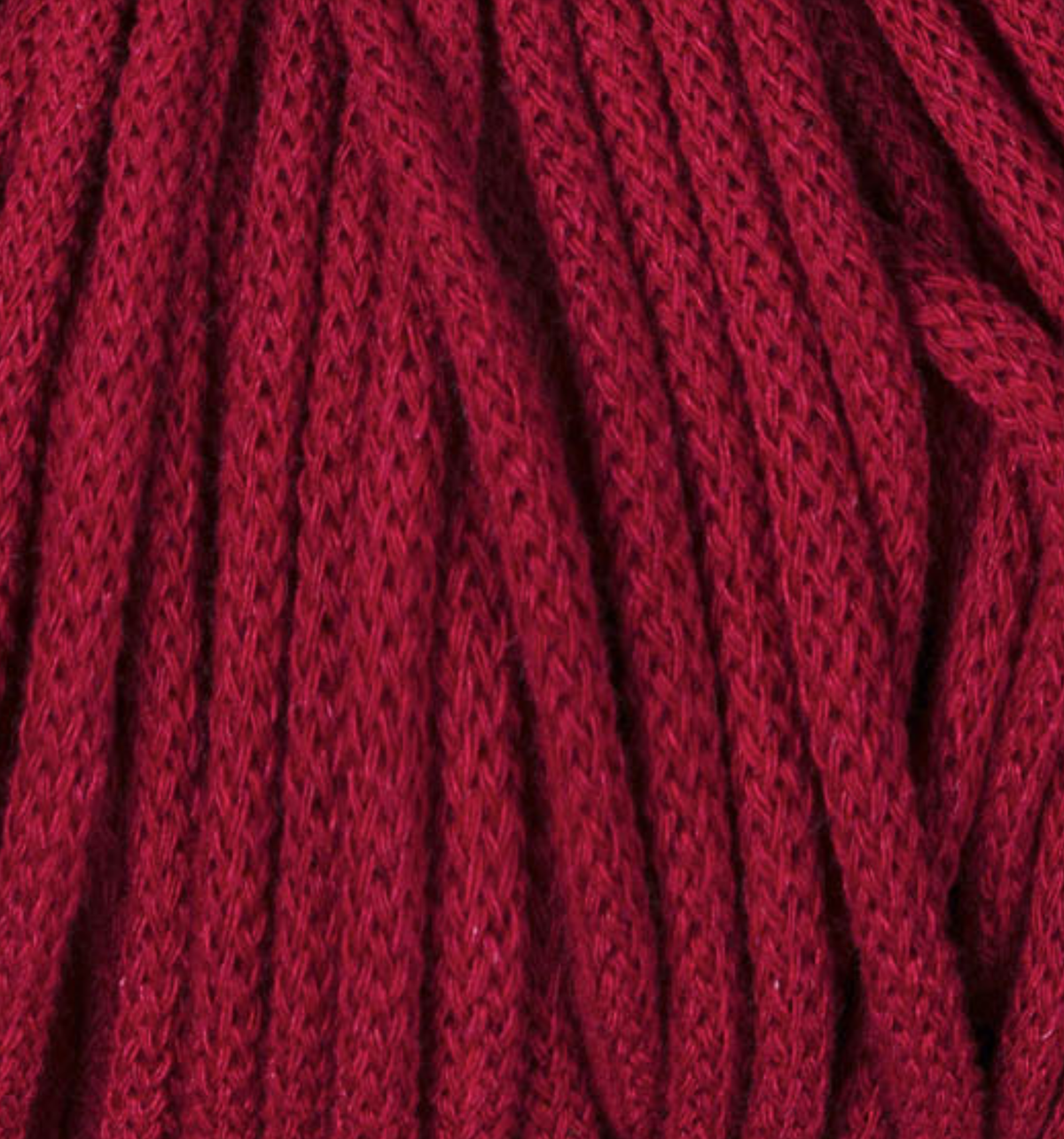 Detailaufnahme Bobbiny Flechtkordel Premium 5 mm in der limitierten Farbe Red Velvet. Die Farbe Red Velvet ist ein intensives, sattes Dunkelrot.