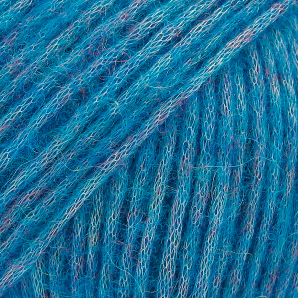 Detailaufnahme von der Wolle DROPS Air in der Farbe 11 pfauenblau.