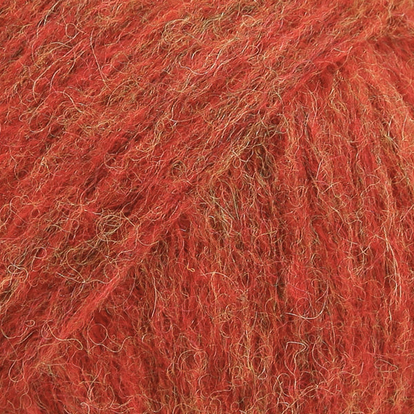 Detailaufnahme von der Wolle DROPS Air in der Farbe 13 rost.