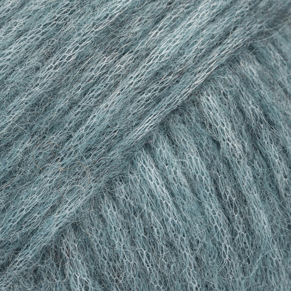 Detailaufnahme von der Wolle DROPS Air in der Farbe 45 nordsee.