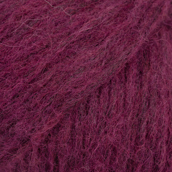 Detailaufnahme von der Wolle DROPS Air in der Farbe 59 weinrot.