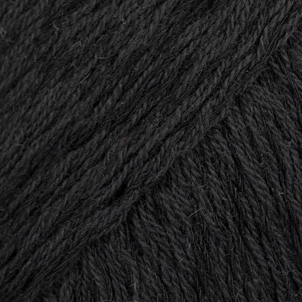 Detailaufnahme von der Wolle DROPS Belle in der Farbe 08 schwarz.
