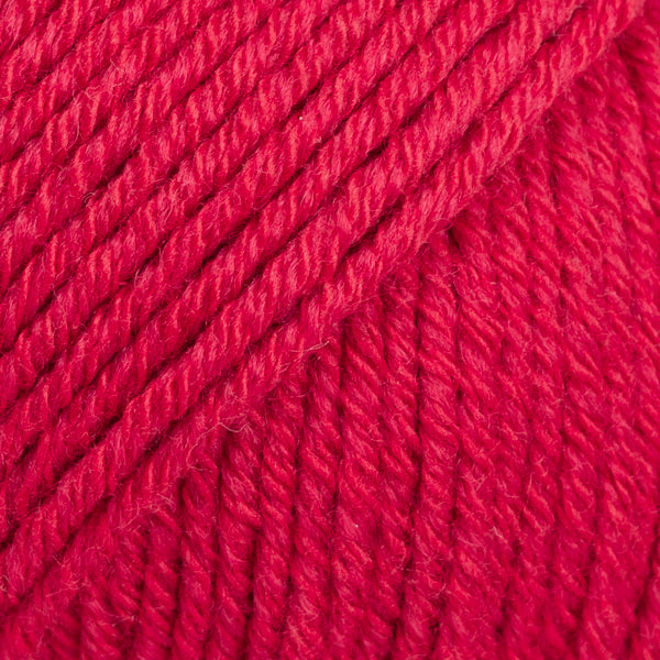 Detailaufnahme von der Wolle DROPS Cotton Merino in der Farbe 06 kirschrot.