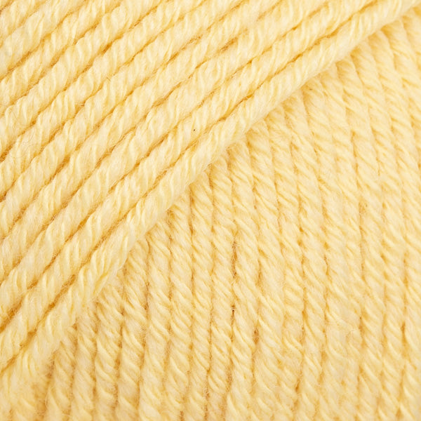 Detailaufnahme von der Wolle DROPS Cotton Merino in der Farbe 17 vanille.