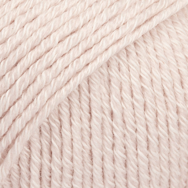 Detailaufnahme von der Wolle DROPS Cotton Merino in der Farbe 28 puder.
