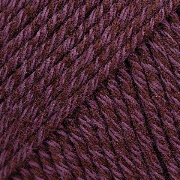Detailaufnahme von der Wolle DROPS Cotton Merino in der Farbe 41 dunkle traube.
