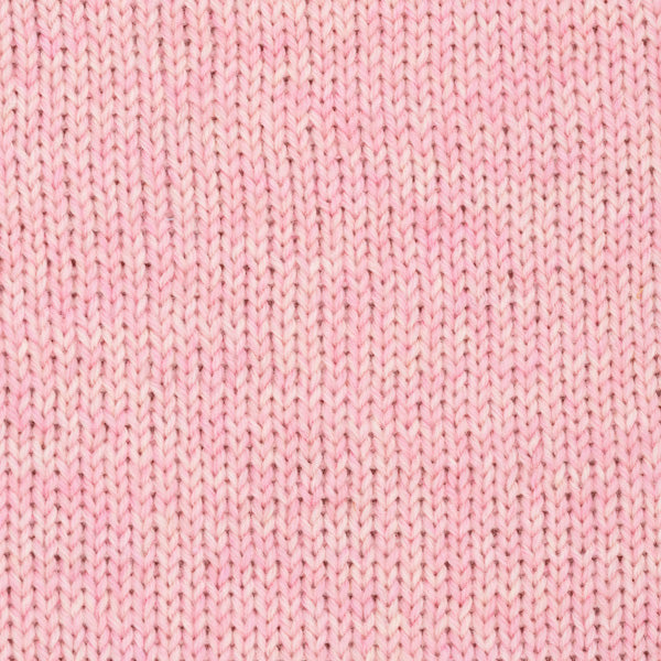 Detailaufnahme eines Strickstücks aus der Wolle DROPS Fiesta in der Farbe 44 zuckerwatte. Die Farbe zuckerwatte ist eine Mischung aus diversen Rosatönen.