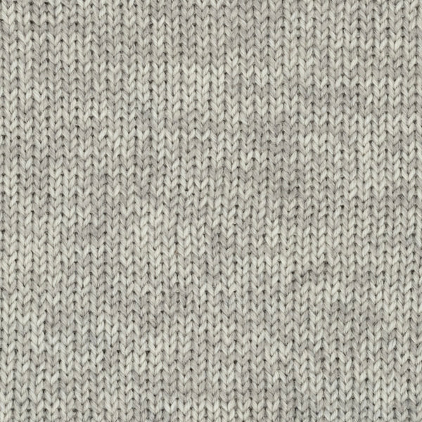 Detailaufnahme eines Strickstücks aus der Wolle DROPS Fiesta in der Farbe 48 kieselsteine. Die Farbe kieselsteine ist eine Mischung aus diversen Grautönen.