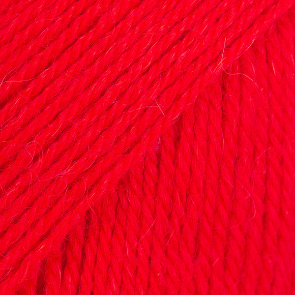 Detailaufnahme von der Wolle DROPS Flora in der Farbe 33 knallrot.