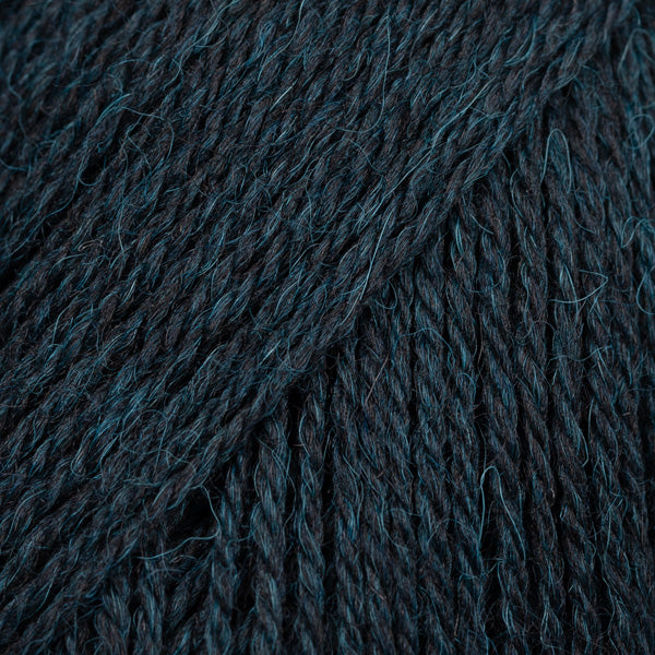 Detailaufnahme von der Wolle DROPS Flora in der Farbe 38 dunkles marineblau.