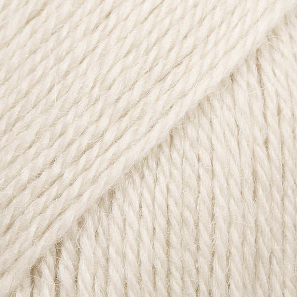 Detailaufnahme von der Wolle DROPS Flora in der Farbe 39 marzipan. Marzipan ist ein ganz helles Beige.