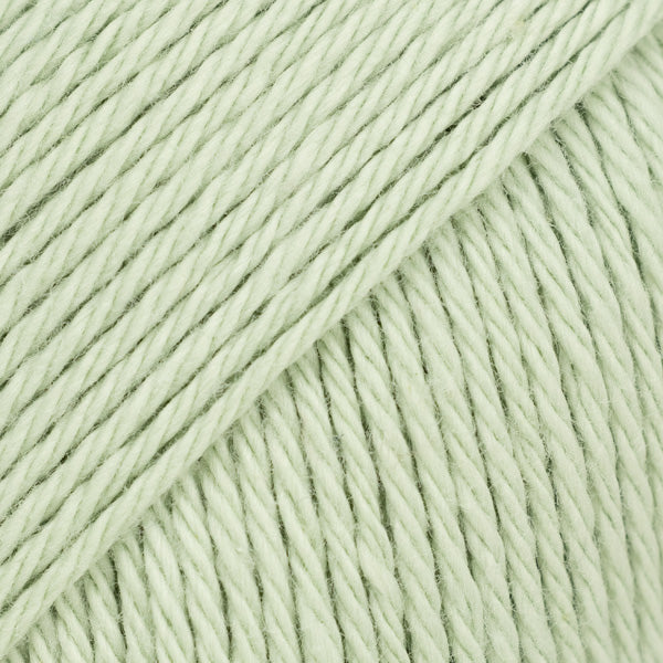 Detailaufnahme von der Wolle DROPS Magic in der Farbe 53 pistazieneis.