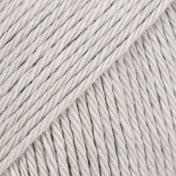 Detailaufnahme von der Wolle DROPS Magic in der Farbe 66 hellgrau.