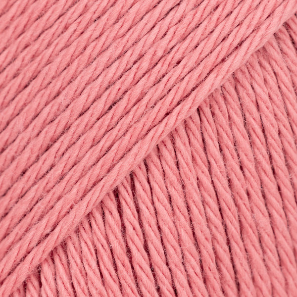 Detailaufnahme von der Wolle DROPS Magic in der Farbe 67 koralle.