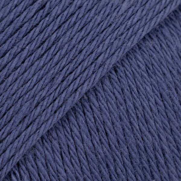 Detailaufnahme von der Wolle DROPS Magic in der Farbe 75 blaue tinte.