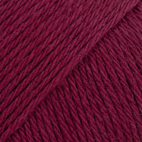 Detailaufnahme von der Wolle DROPS Magic in der Farbe 80 bordeaux.