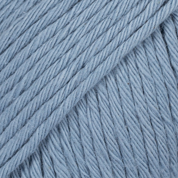 Detailaufnahme von der Wolle DROPS Paris in der Farbe 30 jeansblau.
