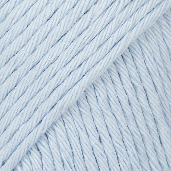 Detailaufnahme von der Wolle DROPS Paris in der Farbe 76 puderblau. Puderblau ist ein zartes helles Blau.