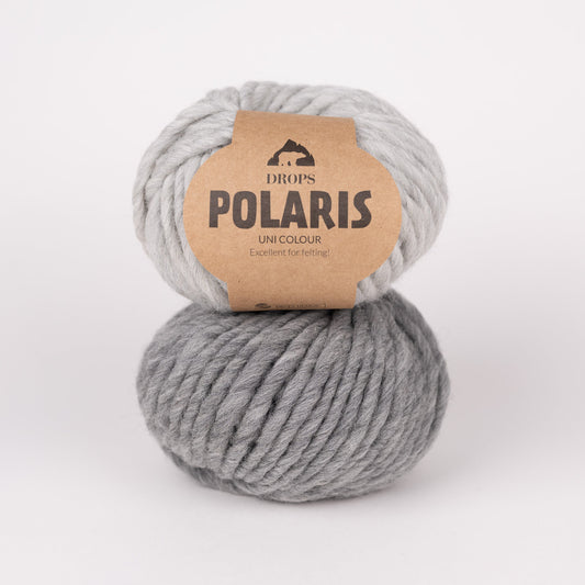 Zwei Knäuel der Wolle DROPS Polaris in den Farben 11 hellgrau (unten) und 04 mittelgrau (oben).