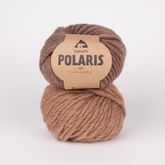 Zwei Knäuel der Wolle DROPS Polaris in den Farbe eichel (unten) und 15 mandel (oben).
