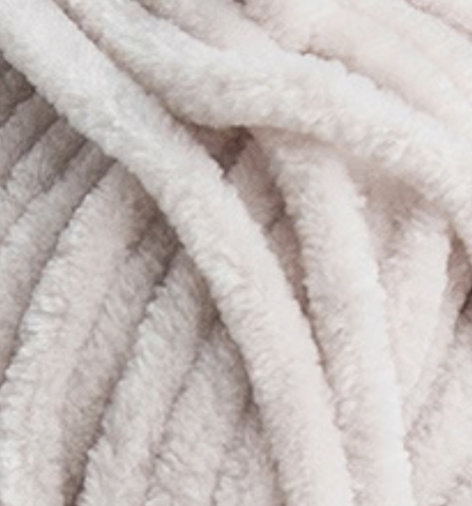 Detailaufnahme des Chenillegarns Katia Bambi in der Farbe 324 beige.