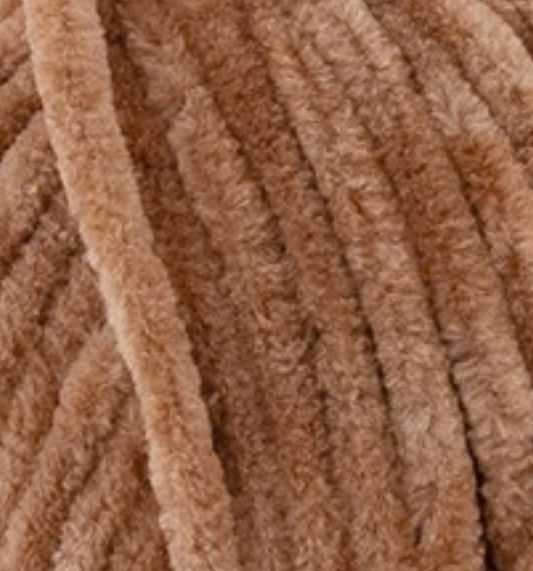 Detailaufnahme des Chenillegarns Katia Bambi in der Farbe 330 kastanie.