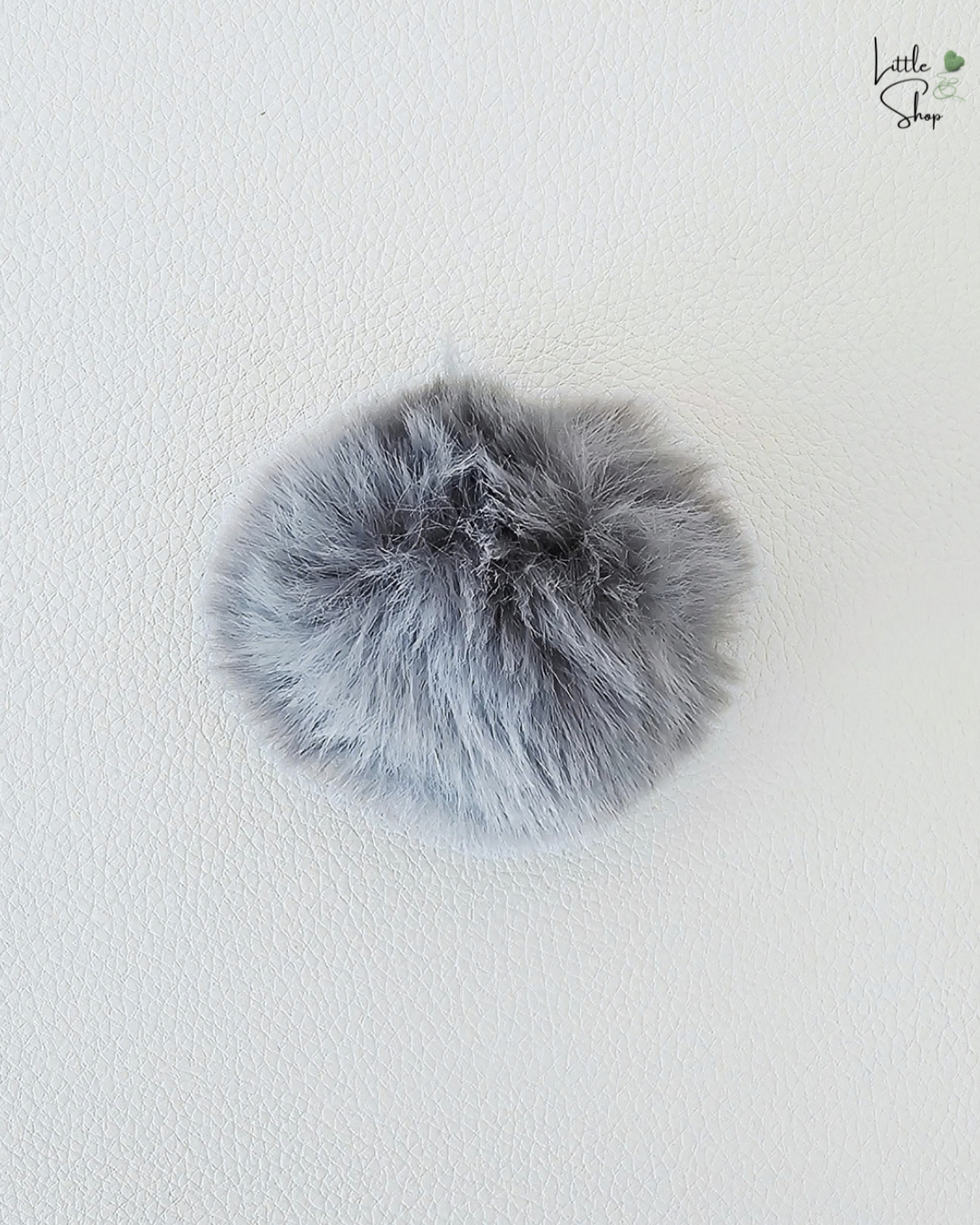 Dunkelgrauer Mützenbommel aus Kunstfell.