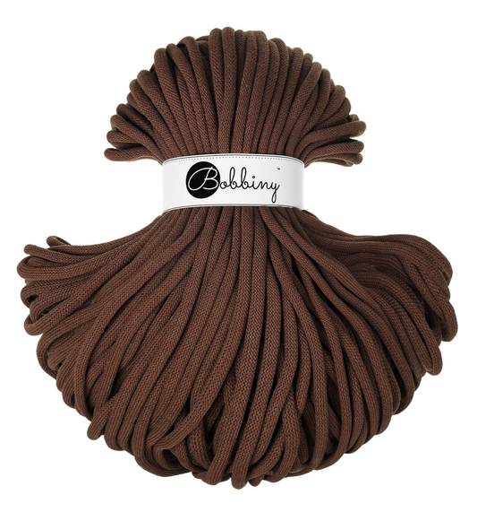 Bobbiny Flechtkordel Jumbo 9 mm in der limitierten Farbe Chocolate Brown. Die Farbe Red Velvet ist ein dunkles, sattes Braun.