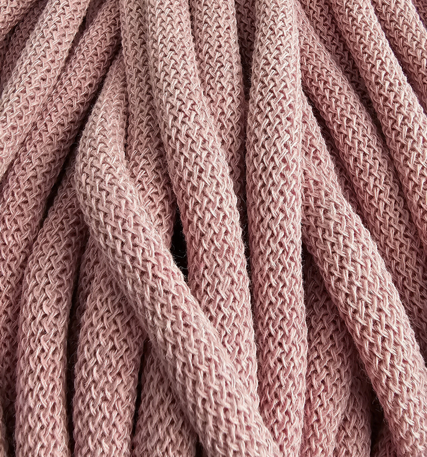 Detailaufnahme der Bobbiny Flechtkordel Jumbo 9 mm in der limitierten Farbe Dusty Rose. Die Farbe Dusty Rose ist ein gedämpfter, leicht schmutziger Rosaton mit einem Hauch von Grau und Beige.