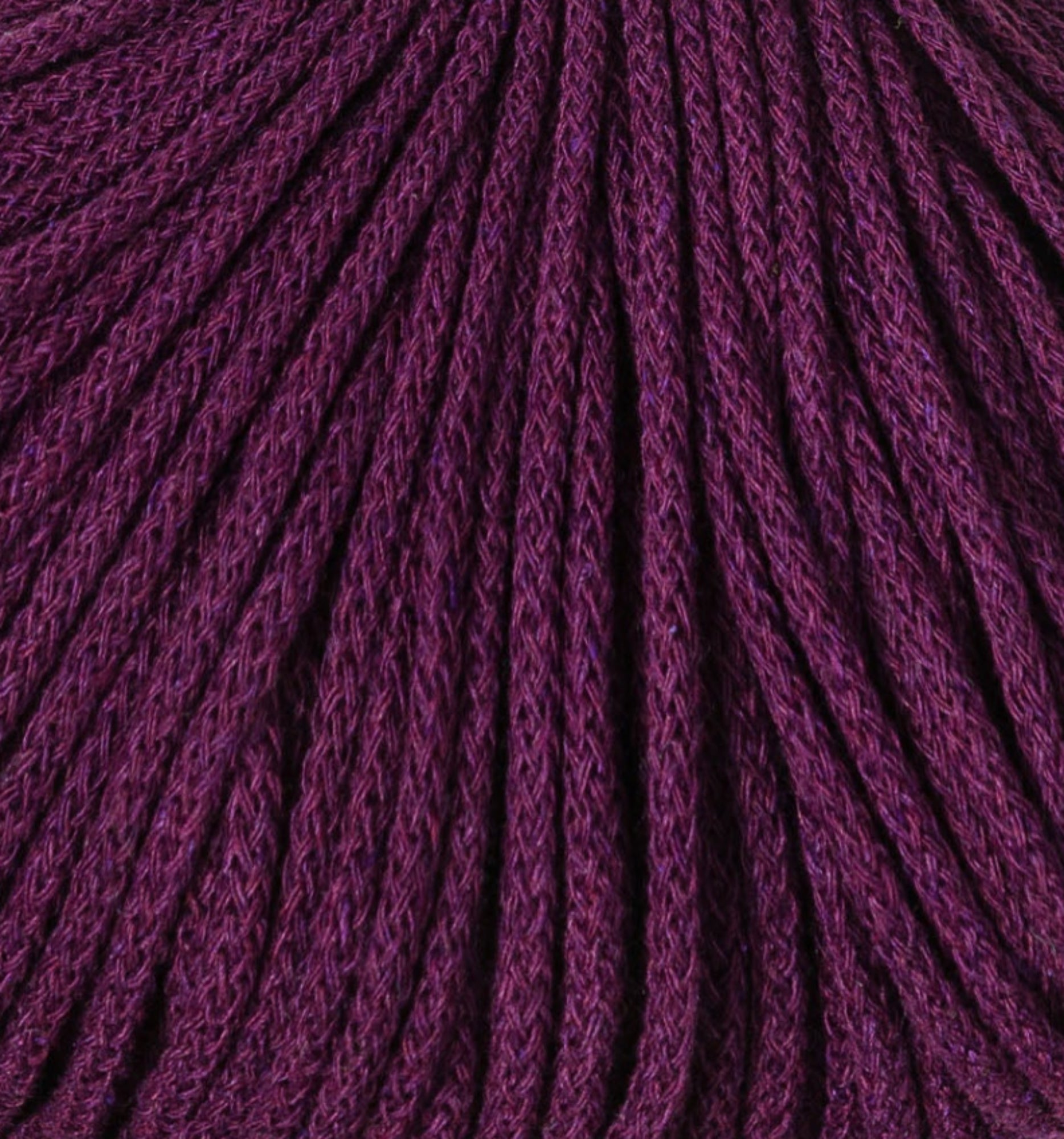 Detailaufnahme der Bobbiny Flechtkordel Junior 3 mm in der limitierten Farbe Aubergine. Die Farbe Aubergine ist einer dunkler satter Violettton.