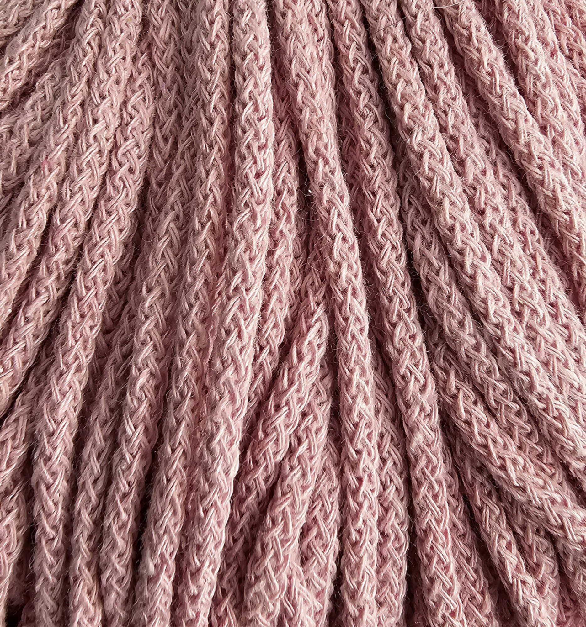 Detailaufnahme der Bobbiny Flechtkordel Junior 3 mm in der limitierten Farbe Dusty Rose. Die Farbe Dusty Rose ist ein gedämpfter, leicht schmutziger Rosaton mit einem Hauch von Grau und Beige.