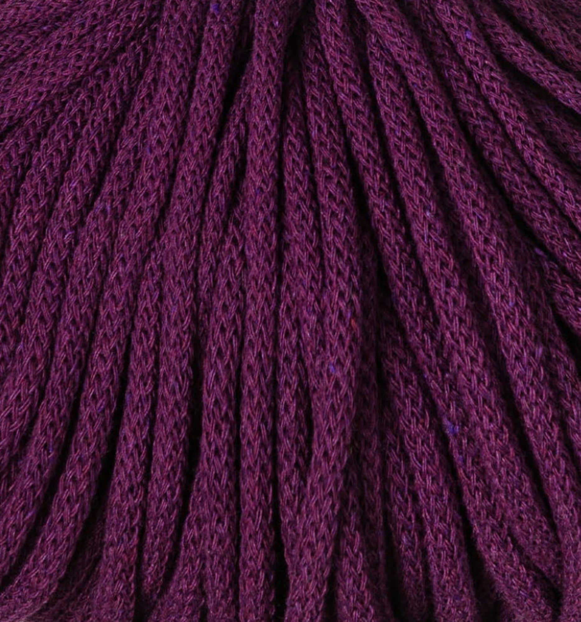 Detailaufnahme der Bobbiny Flechtkordel Premium 5 mm in der limitierten Farbe Aubergine. Die Farbe Aubergine ist einer dunkler satter Violettton.
