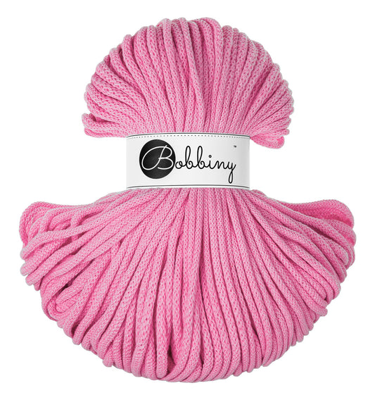 Bobbiny Flechtkordel Premium 5 mm in der limitierten Farbe Bubblegum Pink. Die Farbe Bubblegum Pink ist ein intensives, leuchtendes Pink.