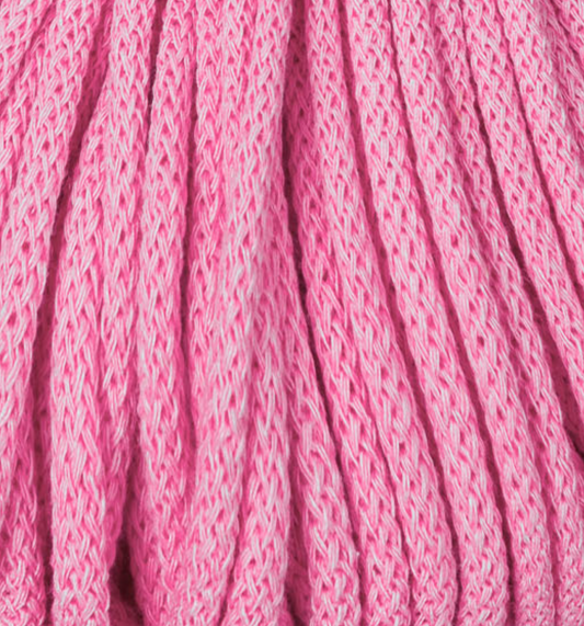 Detailaufnahme Bobbiny Flechtkordel Premium 5 mm in der limitierten Farbe Bubblegum Pink. Die Farbe Bubblegum Pink ist ein intensives, leuchtendes Pink.