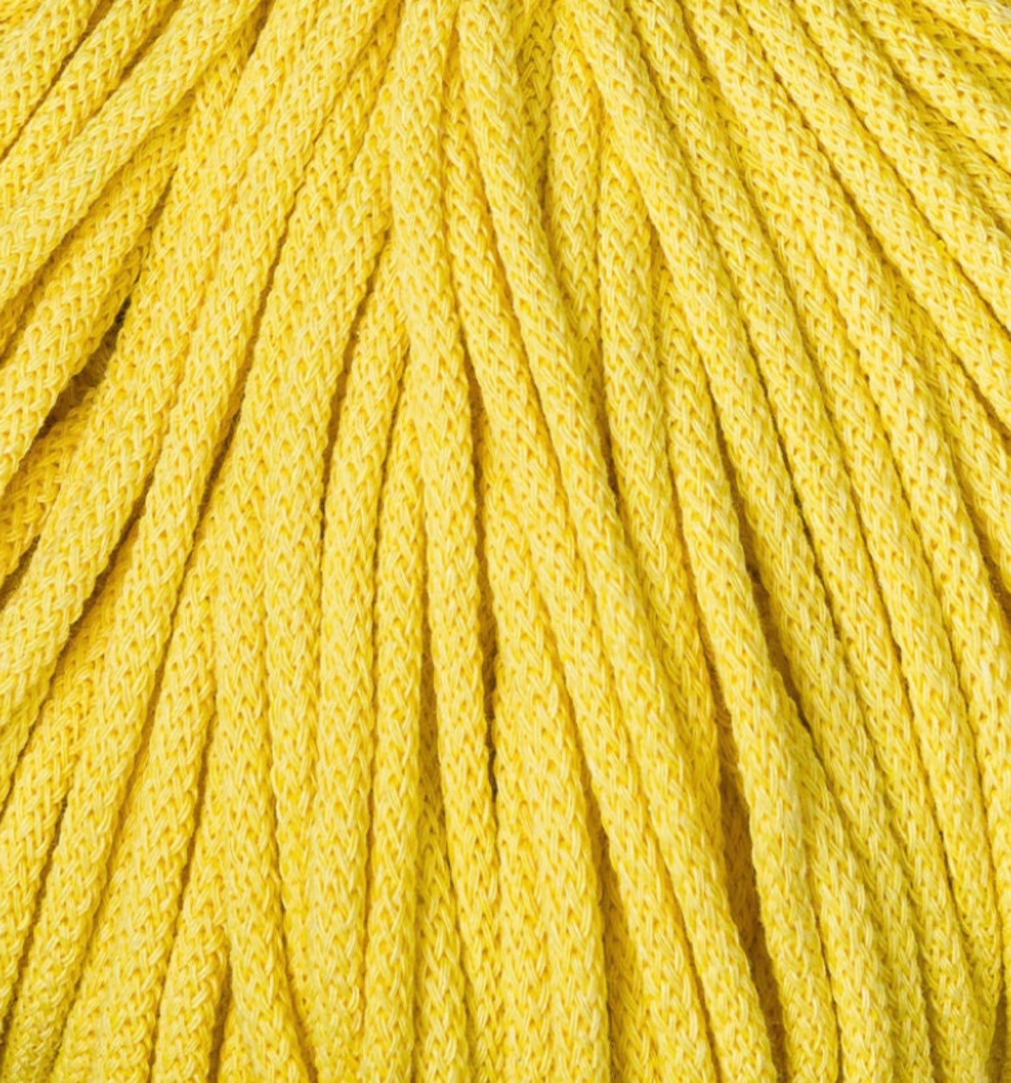 Detailaufnahme der Bobbiny Flechtkordel Premium 5 mm in der limitierten Farbe Canary Yellow. Die Farbe Canary Yellow ist ein strahlendes, kräftiges Gelb.