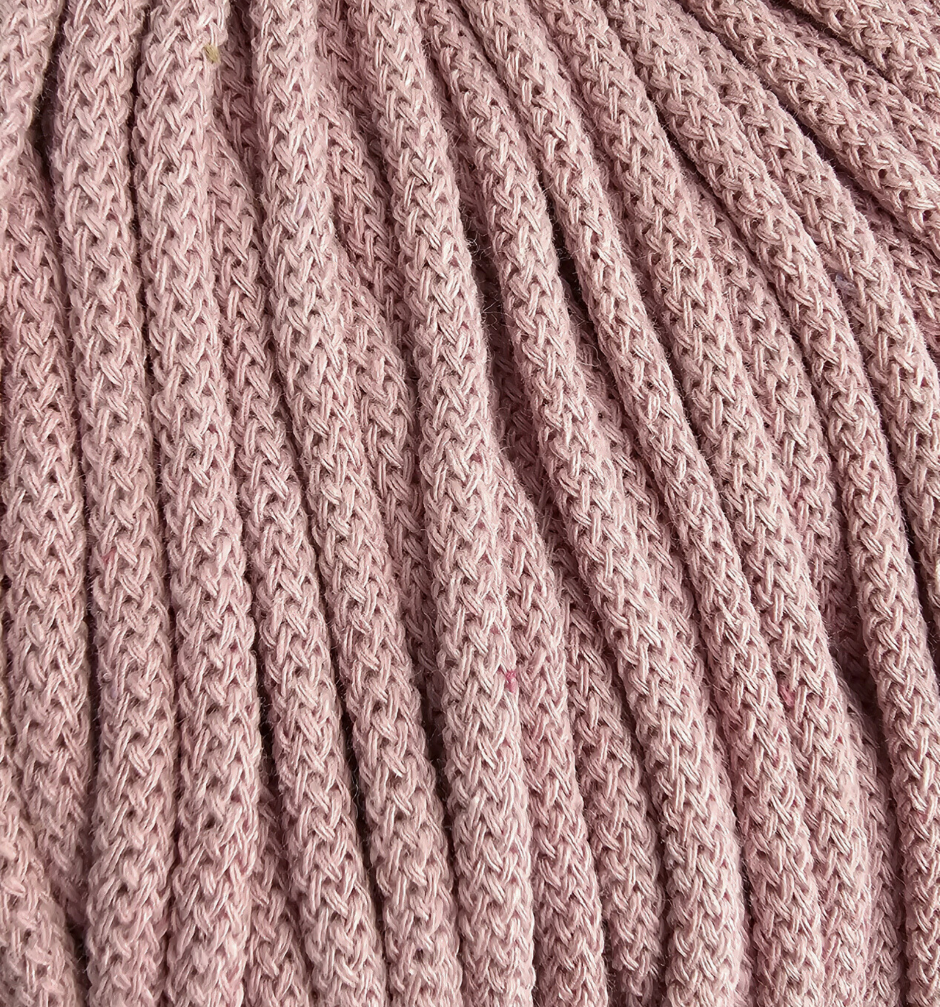 Detailaufnahme der Bobbiny Flechtkordel Premium 5 mm in der limitierten Farbe Dusty Rose. Die Farbe Dusty Rose ist ein gedämpfter, leicht schmutziger Rosaton mit einem Hauch von Grau und Beige.
