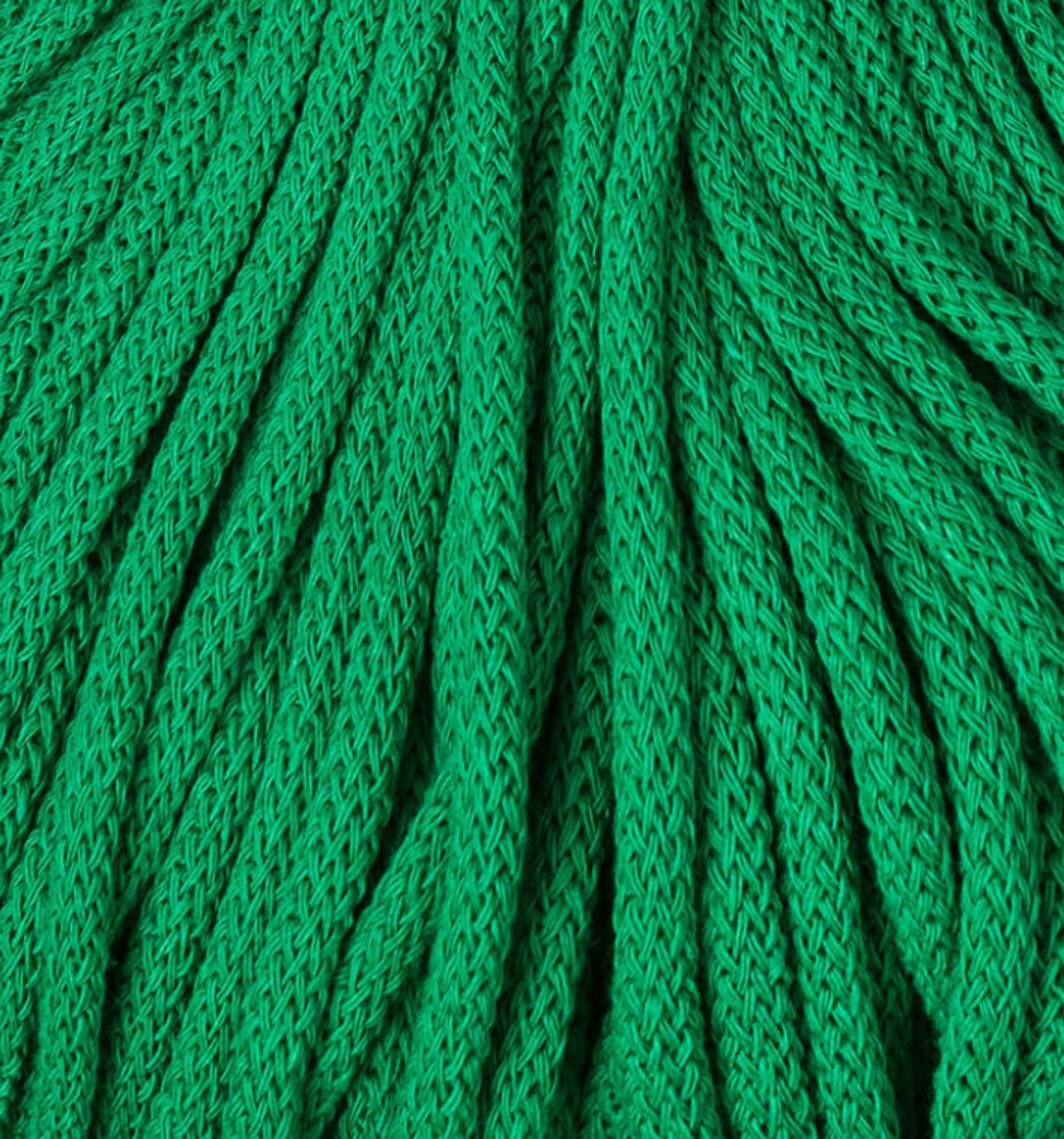 Detailaufnahme Bobbiny Flechtkordel Premium 5 mm in der limitierten Farbe Jade Green. Die Farbe Jade Green ist ein intensives, leuchtendes Grün.