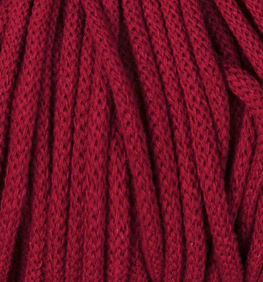 Detailaufnahme Bobbiny Flechtkordel Premium 5 mm in der limitierten Farbe Red Velvet. Die Farbe Red Velvet ist ein intensives, sattes Dunkelrot.