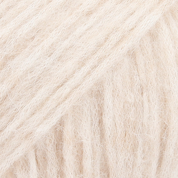 Detailaufnahme von der Wolle DROPS Air in der Farbe 02 weizen.